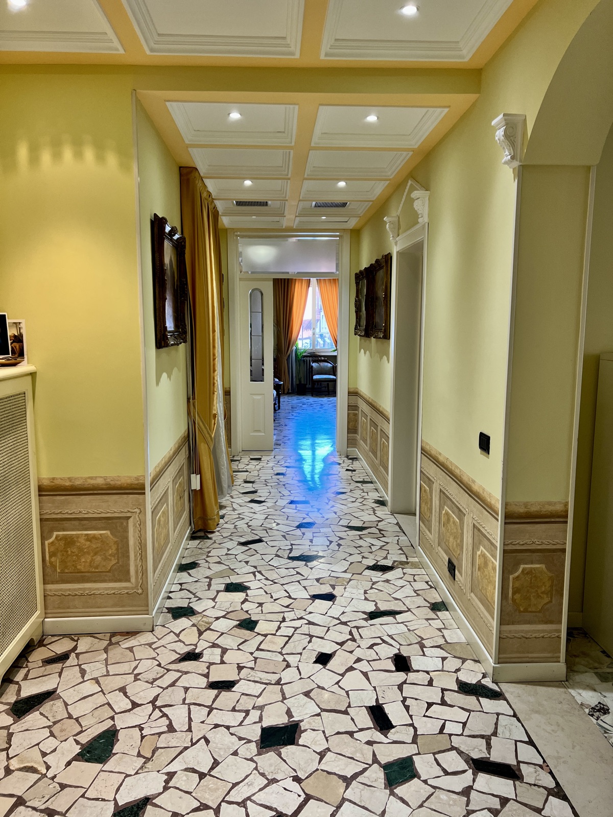 Corridoio principale dello Studio Bondavalli a Modena con pavimento in marmo a mosaico