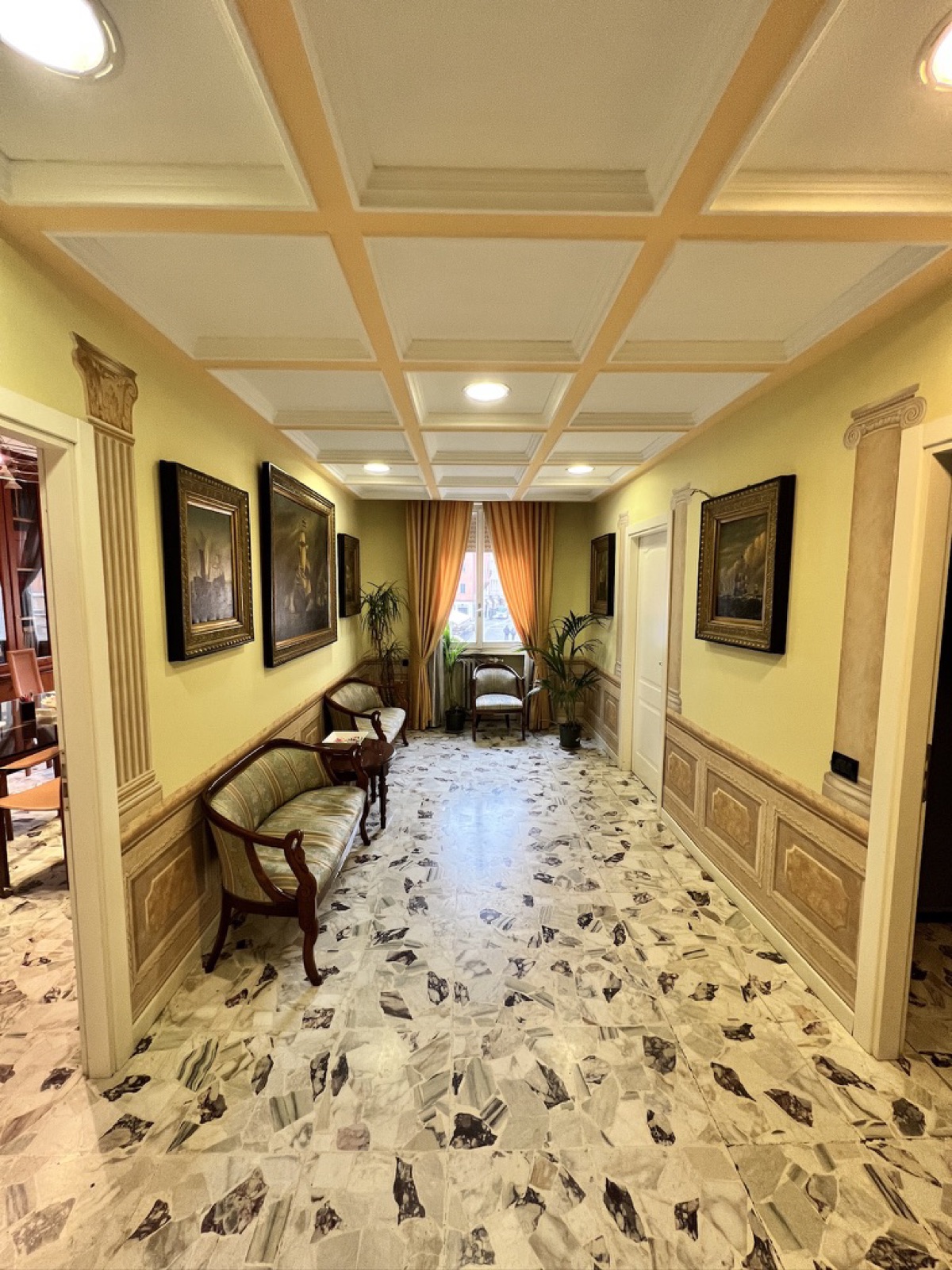 Corridoio interno dello Studio Bondavalli a Modena con quadri d'arte