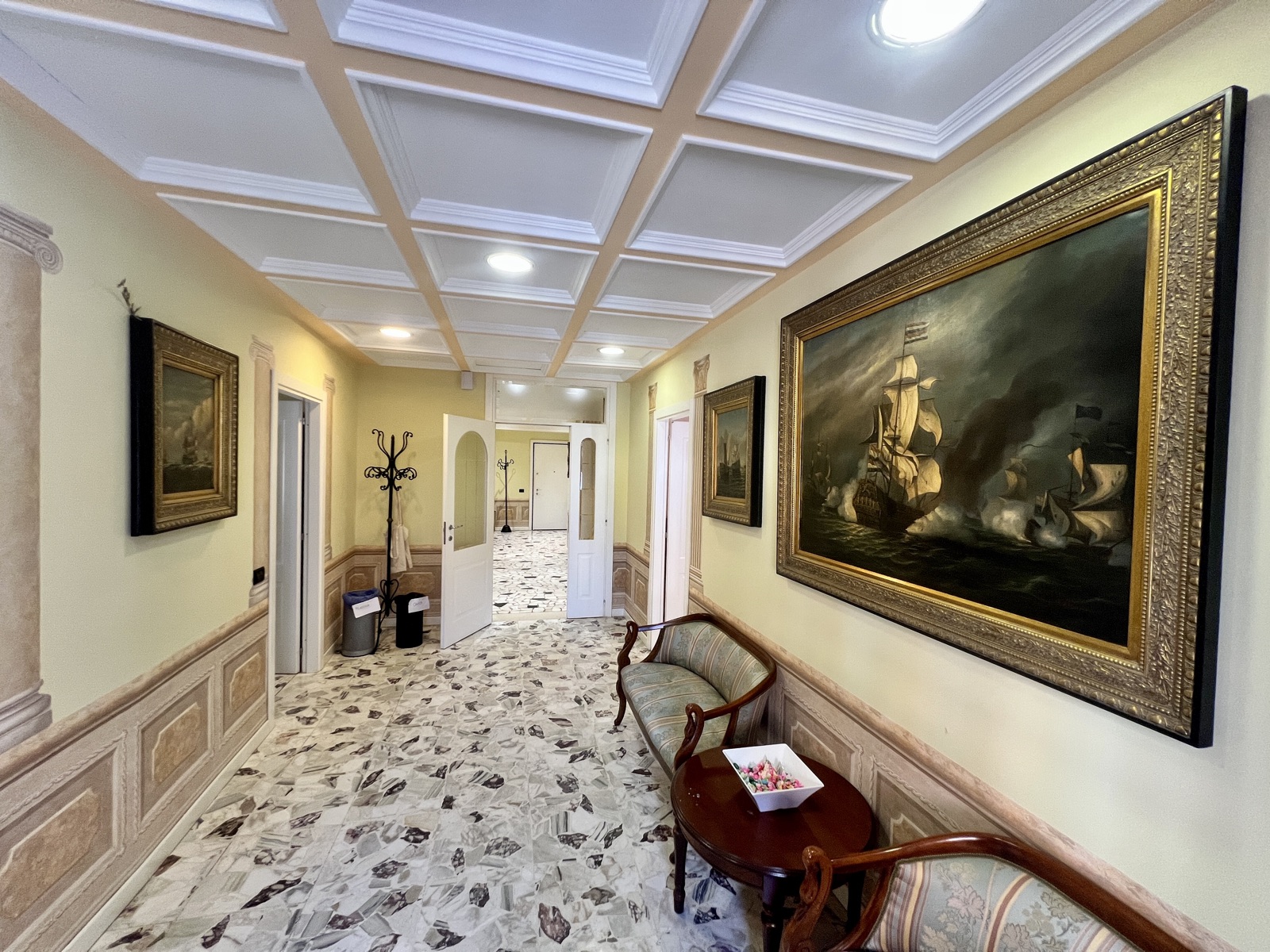 Ingresso dello Studio Bondavalli con grande quadro di battaglia navale