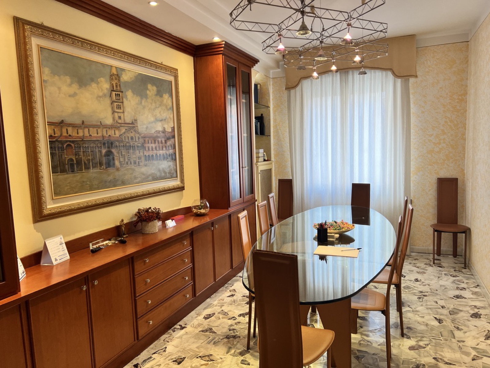 Sala riunioni Studio Bondavalli con quadro del Duomo di Modena